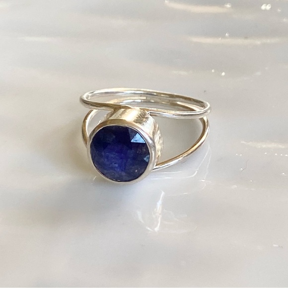 Stunning Sterling Silver and Blue Gemstone Ring size 7.5/8 - Picture 4 of 9